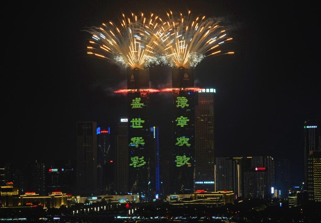国庆烟花点亮南昌夜空