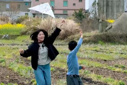 江西这所村小，把课堂搬进了油菜花田